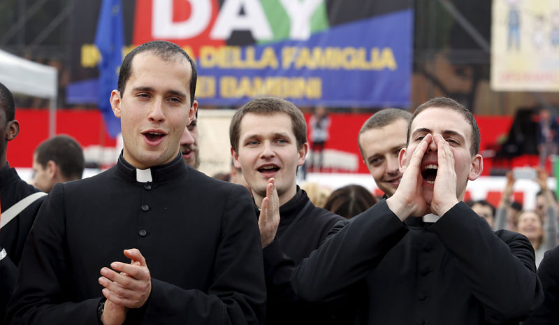 Movimiento de curas “rebeldes” no seguirán órdenes del Vaticano y bendecirán uniones homosexuales.